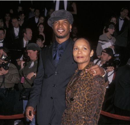 Lisa Thorner and her former husband, Damon Wayans attended 12th Annual American Comedy Awards on 22nd February 1998 at the Shrine Auditorium in Los Angeles, California. What does Damon's ex-wife, Lisa do for a living?